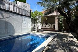 PENAWARAN EKSKLUSIF! Rumah kawasan Kerobokan, 4 KM, Lingkungan Elite, Luas 350m² Bangunan 200m² PENAWARAN EKSKLUSIF! Rumah kawasan Kerobokan, 4 KM, Lingkungan Elite, Luas 350m² Bangunan 200m²
