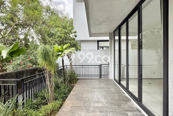 Rumah Kondisi Baik Disewakan di Kemang, Jakarta Selatan LT 320m2, LB 877m2 Rumah Kondisi Baik Disewakan di Kemang, Jakarta Selatan LT 320m2, LB 877m2