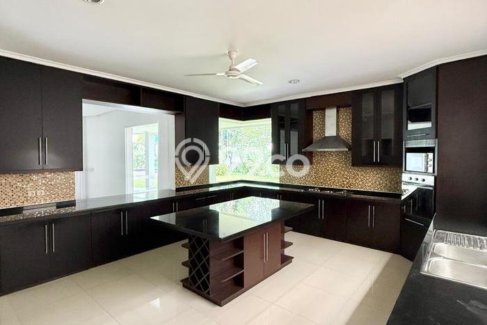 Disewakan Rumah Strategis di Kemang LT 994m2 / LB 401m2 Kondisi Bagus Disewakan Rumah Strategis di Kemang LT 994m2 / LB 401m2 Kondisi Bagus