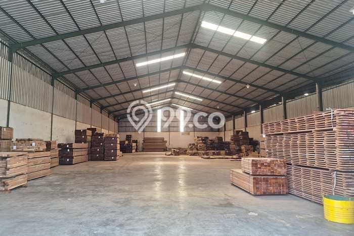 LOKASI PREMIUM! Gudang Kawasan Menganti, Luas 2622m2m², Area Komersial LOKASI PREMIUM! Gudang Kawasan Menganti, Luas 2622m2m², Area Komersial