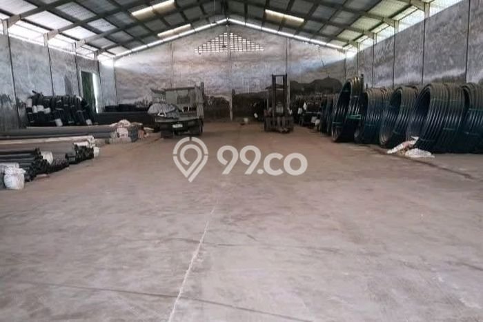 Unit Gudang Disewakan di Margomulyo di Area Ramai & Strategis Unit Gudang Disewakan di Margomulyo di Area Ramai & Strategis