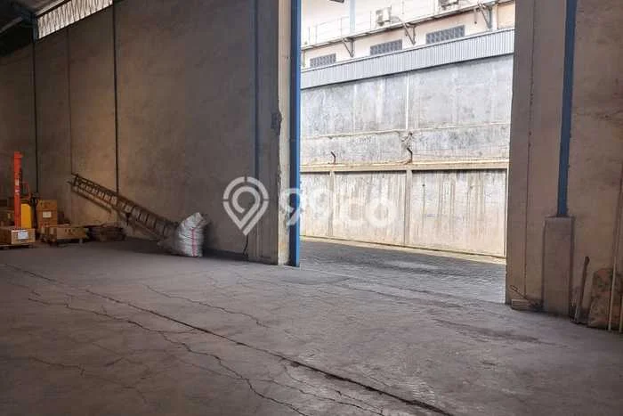 Gudang Disewakan di Krian, Luas 2000m2m², Lokasi Komersial, Akses Strategis Gudang Disewakan di Krian, Luas 2000m2m², Lokasi Komersial, Akses Strategis