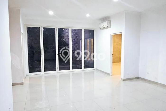 Lokasi strategis! Rumah siap pakai disewakan di Gayungan LB 320m2 Lokasi strategis! Rumah siap pakai disewakan di Gayungan LB 320m2