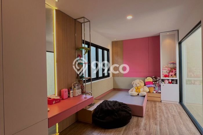 Rumah Mewah LB 380m2 Siap Huni Desain Elegan di Pesanggrahan, Jakarta Barat Rumah Mewah LB 380m2 Siap Huni Desain Elegan di Pesanggrahan, Jakarta Barat