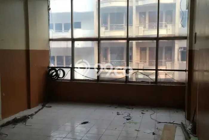 Ruko Dijual di Prime Area Jakarta Barat Luas 240m2 Ruko Dijual di Prime Area Jakarta Barat Luas 240m2