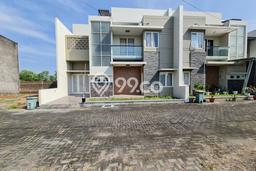 EXCLUSIVE HOME! Rumah area Colomadu, 4 KM, Design Modern, LT 121m² LB 154m² EXCLUSIVE HOME! Rumah area Colomadu, 4 KM, Design Modern, LT 121m² LB 154m²