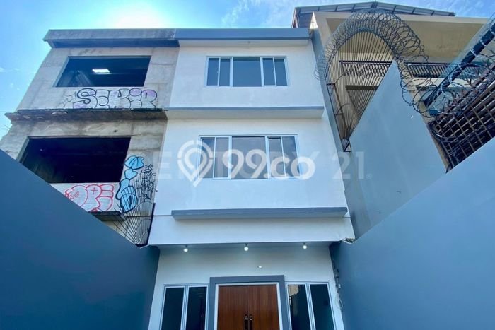 Ruko Dijual di Jakarta Pusat LT 168m2 & LB 363m2 Lokasi Terbaik! Ruko Dijual di Jakarta Pusat LT 168m2 & LB 363m2 Lokasi Terbaik!