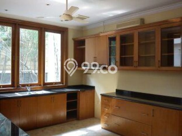 Lokasi strategis! Rumah siap huni disewakan di Kebayoran Baru LB 700m2 Lokasi strategis! Rumah siap huni disewakan di Kebayoran Baru LB 700m2