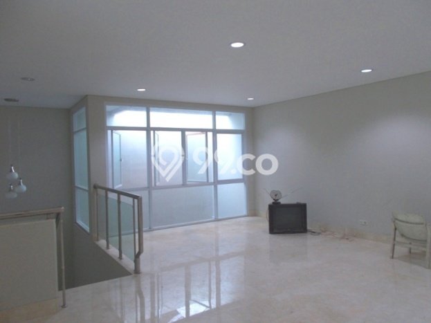 Rumah di Pondok Indah, 4 KT, Akses Mudah Fasilitas Umum, LT 300m² LB 450m² Rumah di Pondok Indah, 4 KT, Akses Mudah Fasilitas Umum, LT 300m² LB 450m²