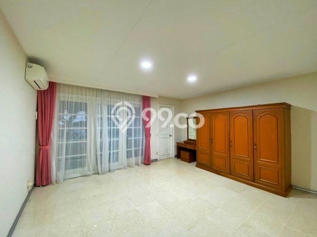 Sewa Rumah Nyaman di Senayan LT 600m2 / LB 800m2 Kondisi Bagus Sewa Rumah Nyaman di Senayan LT 600m2 / LB 800m2 Kondisi Bagus