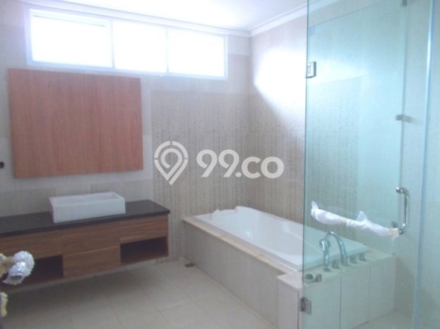 Rumah di Pondok Indah, 4 KT, Akses Mudah Fasilitas Umum, LT 300m² LB 450m² Rumah di Pondok Indah, 4 KT, Akses Mudah Fasilitas Umum, LT 300m² LB 450m²