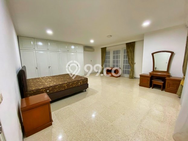 Sewa Rumah Nyaman di Senayan LT 600m2 / LB 800m2 Kondisi Bagus Sewa Rumah Nyaman di Senayan LT 600m2 / LB 800m2 Kondisi Bagus
