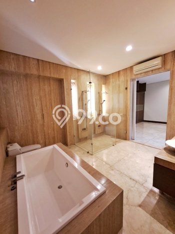 DREAM HOME! Rumah di Pondok Indah, 5 KT, Free Banjir, Luas 450m² LB 700m² DREAM HOME! Rumah di Pondok Indah, 5 KT, Free Banjir, Luas 450m² LB 700m²