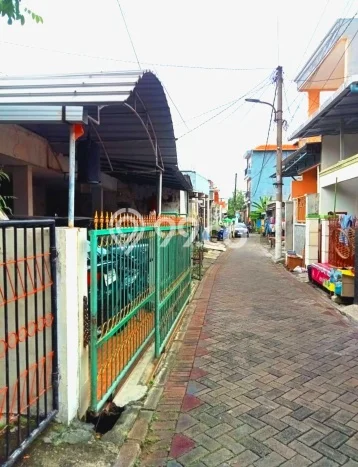 Rumah Luas Asri 3 KT Siap Pakai di Kutisari Surabaya Rumah Luas Asri 3 KT Siap Pakai di Kutisari Surabaya