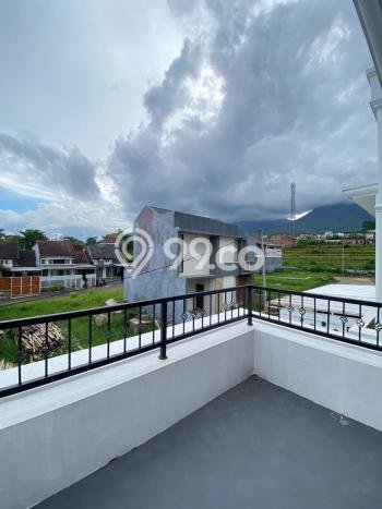 Rumah Modern Cantik 4 Kamar Bisa Langsung Pindah di Batu Rumah Modern Cantik 4 Kamar Bisa Langsung Pindah di Batu