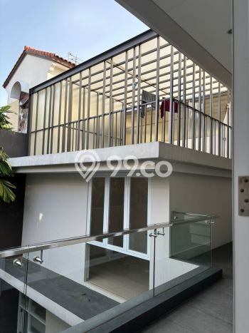 Rumah Luxury Modern Tanpa Renovasi di Galaxy Surabaya Rumah Luxury Modern Tanpa Renovasi di Galaxy Surabaya