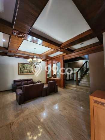 Rumah Elit Modern Tanpa Renovasi di Dharma Husada Surabaya Rumah Elit Modern Tanpa Renovasi di Dharma Husada Surabaya