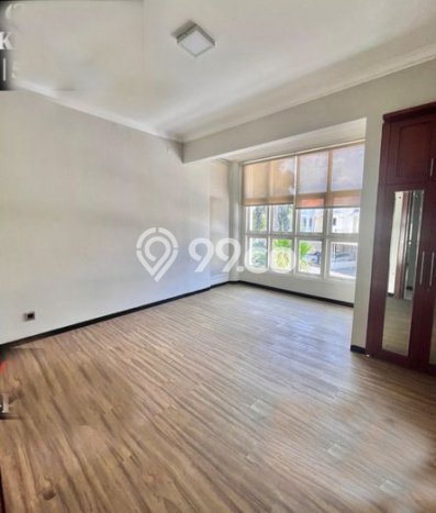 Hunian Mewah LB 240m2 Siap Pakai Desain Elegan di Jemursari, Surabaya Hunian Mewah LB 240m2 Siap Pakai Desain Elegan di Jemursari, Surabaya