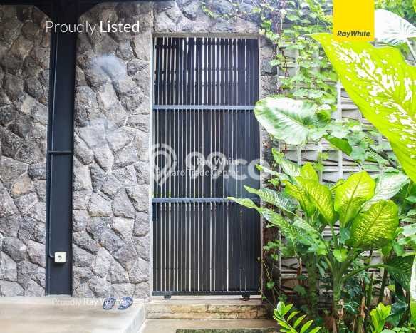 Rumah Mewah LB 250m2 Siap Pakai Desain Elegan di Bintaro, Tangerang Selatan Rumah Mewah LB 250m2 Siap Pakai Desain Elegan di Bintaro, Tangerang Selatan