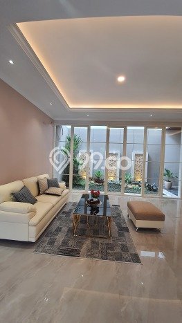 Rumah Elit LB 280m2 Siap Huni Desain Elegan di Pakuwon Indah, Surabaya Rumah Elit LB 280m2 Siap Huni Desain Elegan di Pakuwon Indah, Surabaya