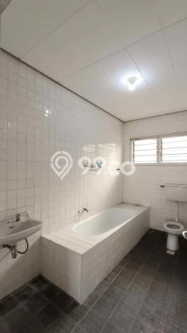 Rumah Lingkungan Nyaman kawasan Klojen, Malang, LT 304m2m² Bangunan 400m2m² Rumah Lingkungan Nyaman kawasan Klojen, Malang, LT 304m2m² Bangunan 400m2m²