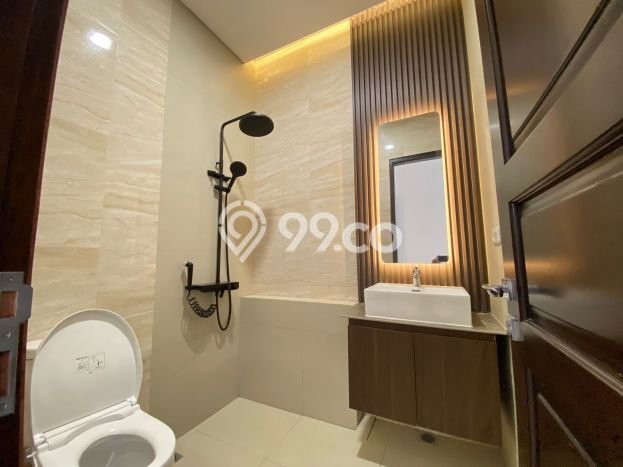 Rumah Elit LB 275m2 Siap Huni Desain Elegan di Pondok Bambu, Jakarta Timur Rumah Elit LB 275m2 Siap Huni Desain Elegan di Pondok Bambu, Jakarta Timur