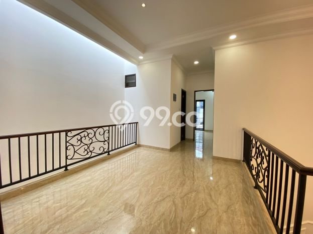Rumah Elit LB 275m2 Siap Huni Desain Elegan di Pondok Bambu, Jakarta Timur Rumah Elit LB 275m2 Siap Huni Desain Elegan di Pondok Bambu, Jakarta Timur