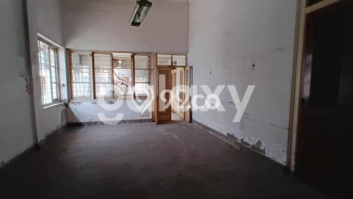 Lokasi strategis! Rumah siap huni disewakan di Genteng LB 640m2 Lokasi strategis! Rumah siap huni disewakan di Genteng LB 640m2