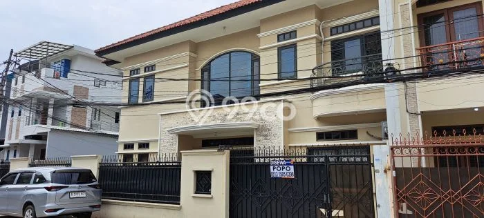 Disewakan! Rumah 4 Kamar Tidur &
4 Kamar Mandi di Duri Kepa, Jakarta Barat Disewakan! Rumah 4 Kamar Tidur &
4 Kamar Mandi di Duri Kepa, Jakarta Barat