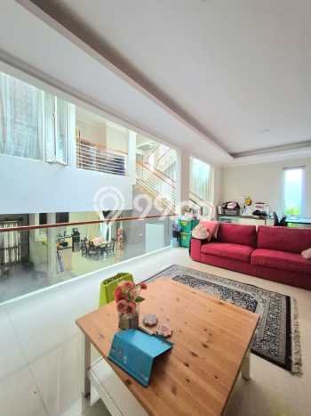 Hunian Mewah LB 187m2 Siap Huni Desain Elegan di Bintaro, Tangerang Selatan Hunian Mewah LB 187m2 Siap Huni Desain Elegan di Bintaro, Tangerang Selatan