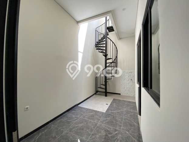 Rumah Luas Asri 4 KT Siap Pakai di Middle East Ring Road Surabaya Rumah Luas Asri 4 KT Siap Pakai di Middle East Ring Road Surabaya