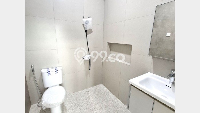 Rumah LT 90m² / LB 195m² Pemandangan Gunung di Tomang, Jakarta Barat Rumah LT 90m² / LB 195m² Pemandangan Gunung di Tomang, Jakarta Barat