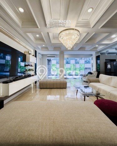 Hunian Mewah LB 1000m2 Siap Pakai Desain Elegan di Pondok Indah, Jakarta Selatan Hunian Mewah LB 1000m2 Siap Pakai Desain Elegan di Pondok Indah, Jakarta Selatan