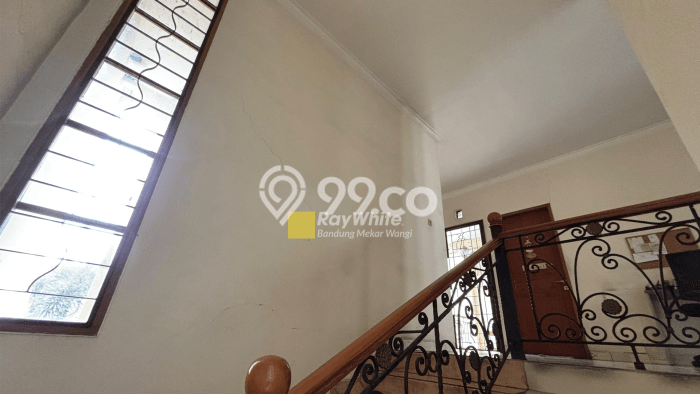 Rumah Elit Modern Tanpa Renovasi di Mekar Wangi Bandung Rumah Elit Modern Tanpa Renovasi di Mekar Wangi Bandung