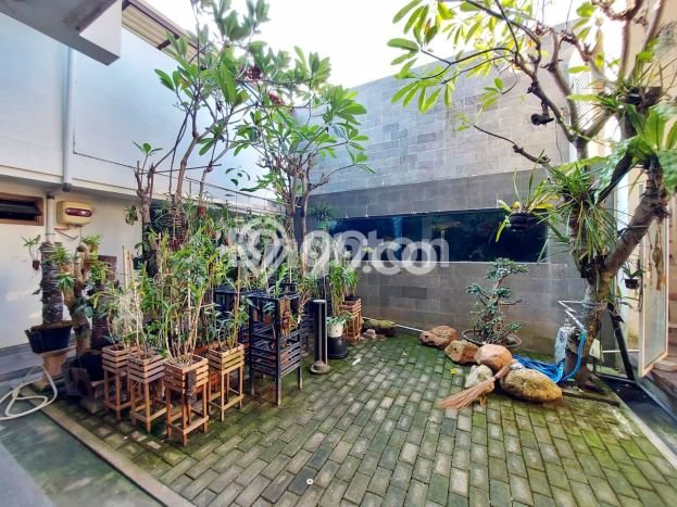 Rumah Elit Modern Tanpa Renovasi di Graha Surabaya Rumah Elit Modern Tanpa Renovasi di Graha Surabaya
