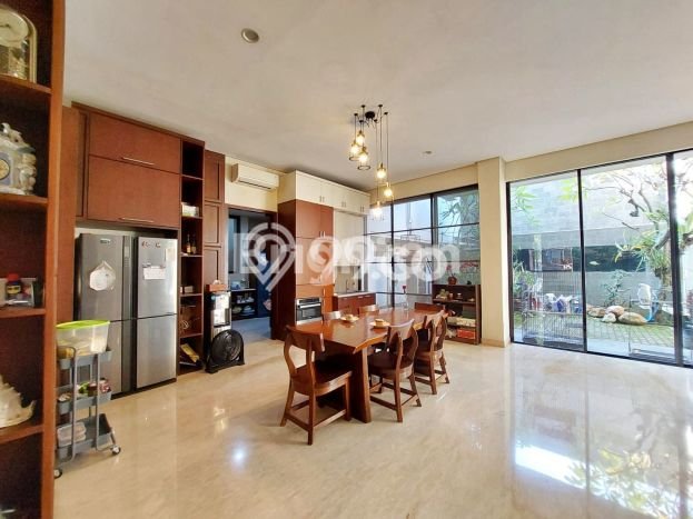 Rumah Elit Modern Tanpa Renovasi di Graha Surabaya Rumah Elit Modern Tanpa Renovasi di Graha Surabaya