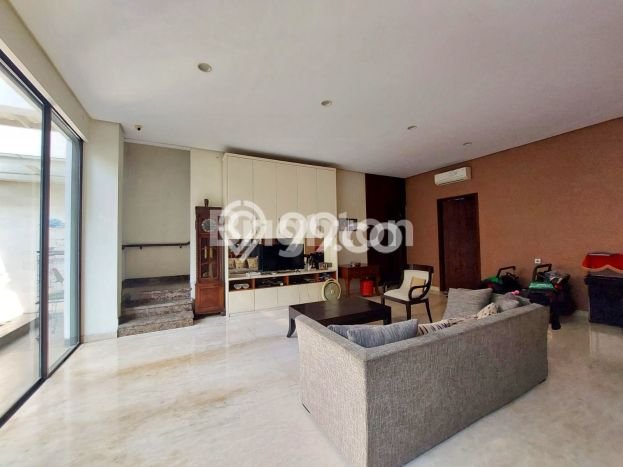 Rumah Elit Modern Tanpa Renovasi di Graha Surabaya Rumah Elit Modern Tanpa Renovasi di Graha Surabaya