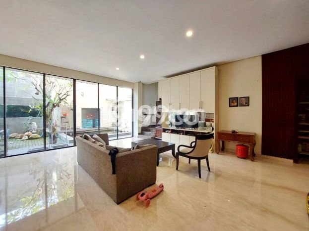 Rumah Elit Modern Tanpa Renovasi di Graha Surabaya Rumah Elit Modern Tanpa Renovasi di Graha Surabaya
