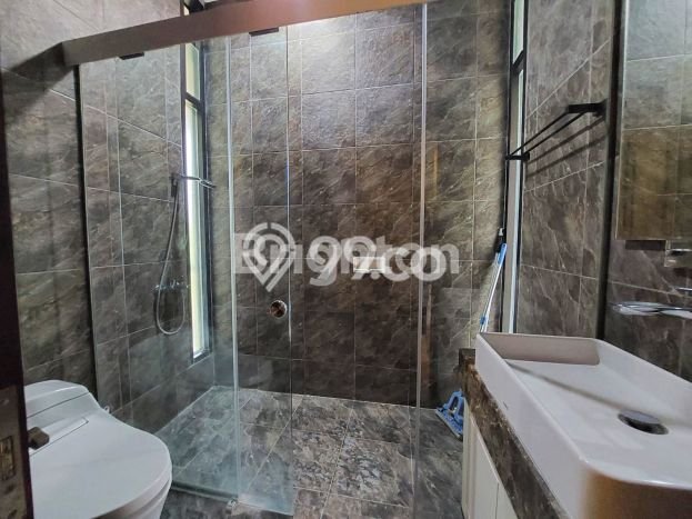Rumah Elit Modern Tanpa Renovasi di Graha Surabaya Rumah Elit Modern Tanpa Renovasi di Graha Surabaya