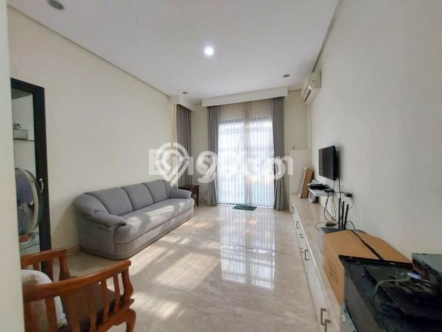 Rumah Elit Modern Tanpa Renovasi di Graha Surabaya Rumah Elit Modern Tanpa Renovasi di Graha Surabaya