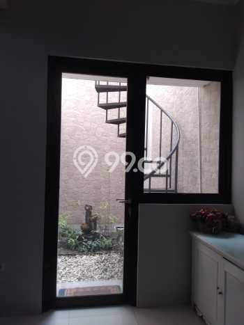 HUNIAN BERKELAS! Rumah Exclusive Cinere, Depok, LT 105m2m² Luas Bangunan 136m2m² HUNIAN BERKELAS! Rumah Exclusive Cinere, Depok, LT 105m2m² Luas Bangunan 136m2m²