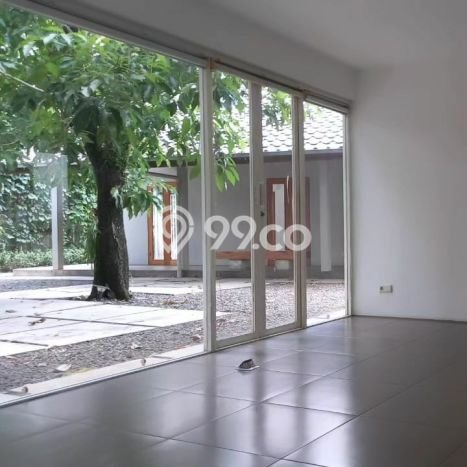 Sewa Rumah Strategis di Kemang LT 1800m2 / LB 650m2 Kondisi Bagus Sewa Rumah Strategis di Kemang LT 1800m2 / LB 650m2 Kondisi Bagus
