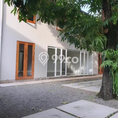 Sewa Rumah Strategis di Kemang LT 1800m2 / LB 650m2 Kondisi Bagus Sewa Rumah Strategis di Kemang LT 1800m2 / LB 650m2 Kondisi Bagus