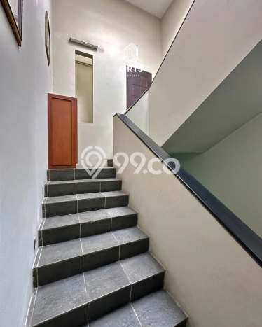Rumah Kost untuk Dijual di Kebayoran Baru dengan 5 KT, 5 KM, Luas 500m2 Rumah Kost untuk Dijual di Kebayoran Baru dengan 5 KT, 5 KM, Luas 500m2
