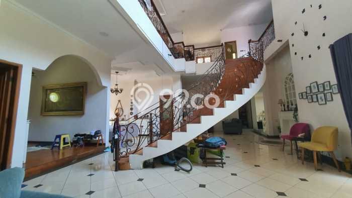 HUNIAN BERKELAS! Rumah Exclusive Rungkut, Surabaya, Luas Tanah 300m2m² Luas Bangunan 550m2m² HUNIAN BERKELAS! Rumah Exclusive Rungkut, Surabaya, Luas Tanah 300m2m² Luas Bangunan 550m2m²