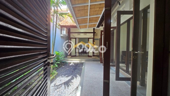 Ready to Use! Premium House LT 200m2 Desain Elegan di Sanur Kauh Ready to Use! Premium House LT 200m2 Desain Elegan di Sanur Kauh