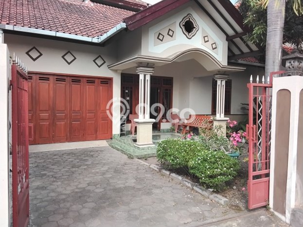 SIAP HUNI! Rumah Asri area Depok, Luas 415m² LB 300m² SIAP HUNI! Rumah Asri area Depok, Luas 415m² LB 300m²