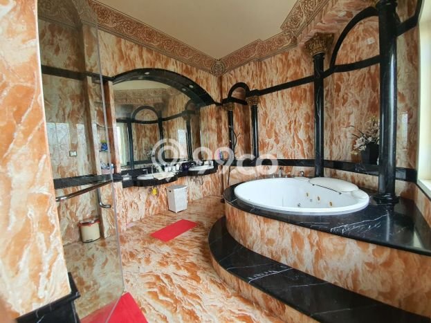 Siap Huni Hunian Elit 9 Kamar di Kebon Jeruk Dekat ke Mana Saja Siap Huni Hunian Elit 9 Kamar di Kebon Jeruk Dekat ke Mana Saja