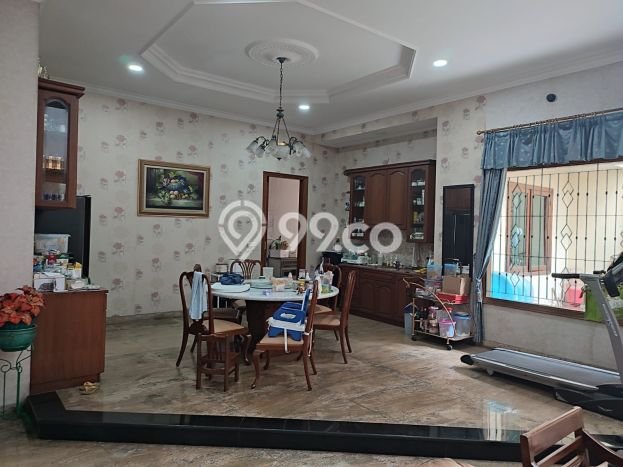 Jual Rumah Mewah Elegan Dengan View Cantik di Puri Indah, Jakarta Barat Jual Rumah Mewah Elegan Dengan View Cantik di Puri Indah, Jakarta Barat