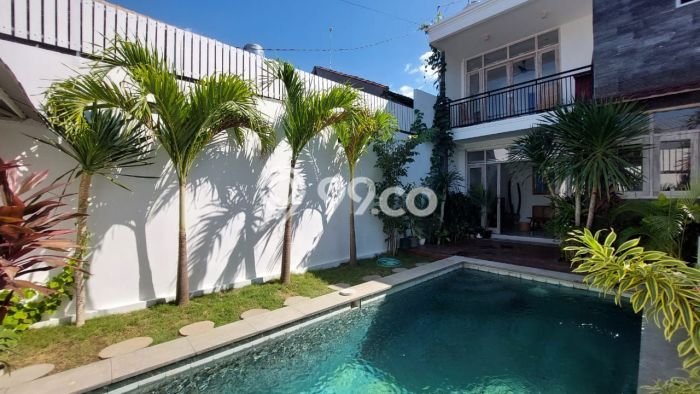 PILIHAN TEPAT! Rumah di Kerobokan, 4 KT, Akses Mall, Luas 300m² Bangunan 280m² PILIHAN TEPAT! Rumah di Kerobokan, 4 KT, Akses Mall, Luas 300m² Bangunan 280m²